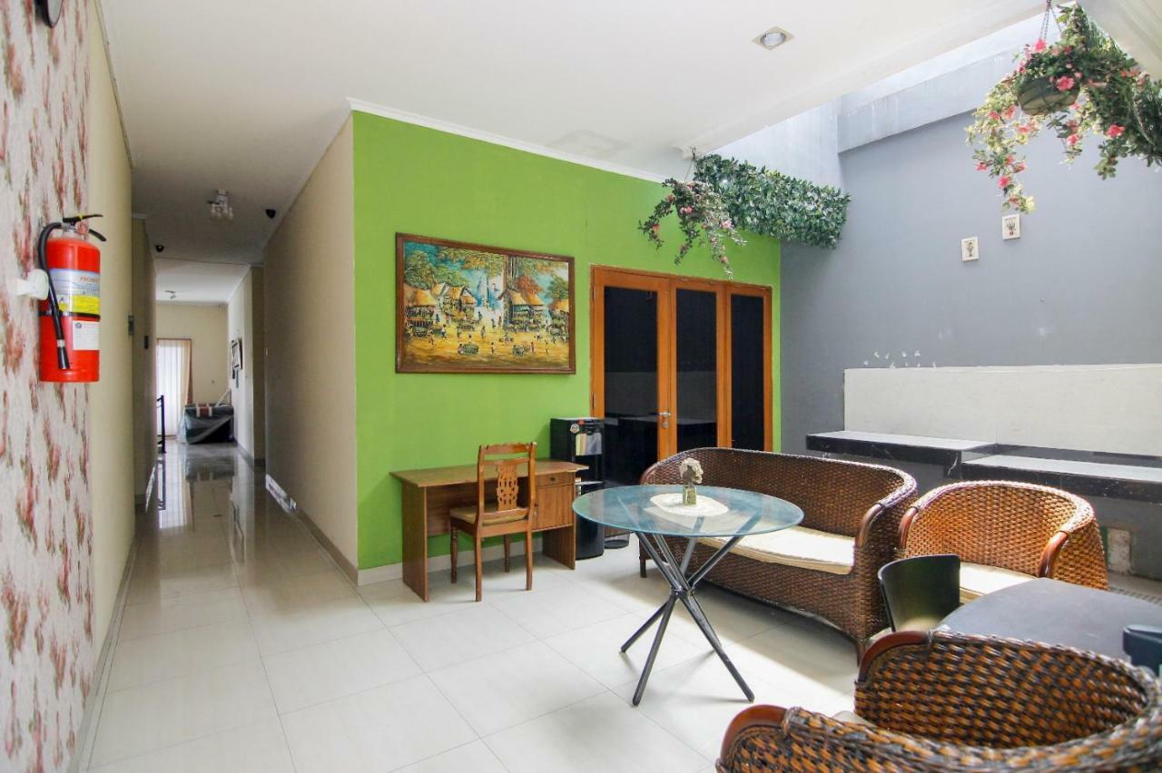 Hotel Reddoorz Near Kemang Square à Jakarta Extérieur photo